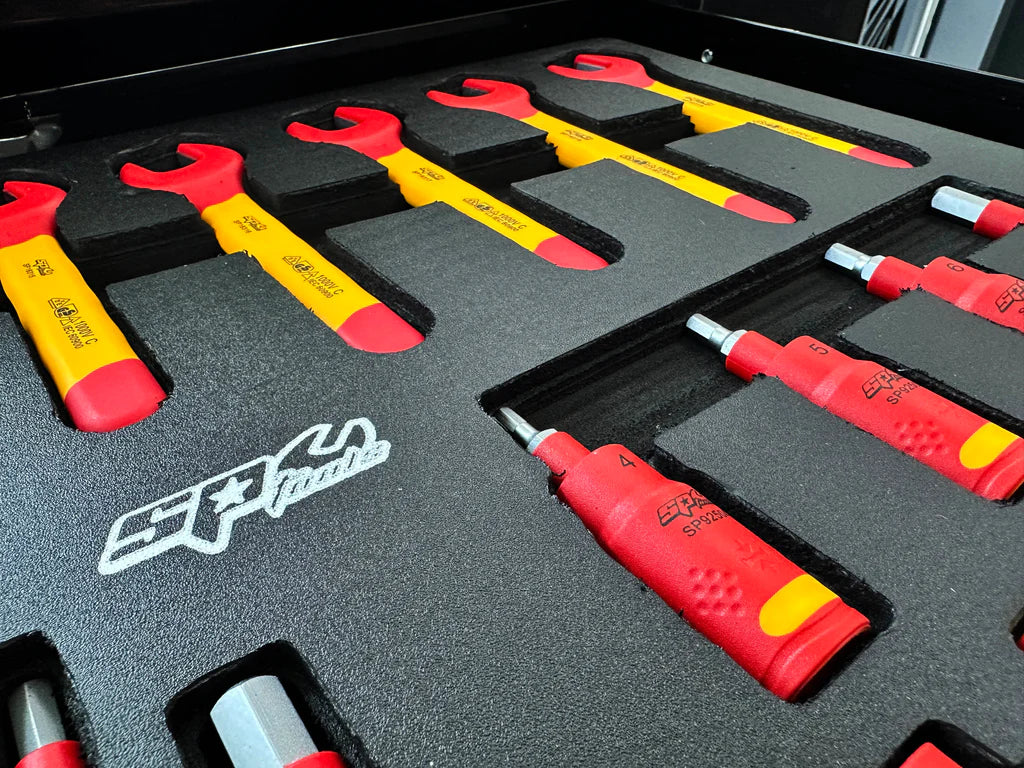 Servante VDE 1000V équipée de 199 outils TECH SERIES Noire/Rouge | SP Tools