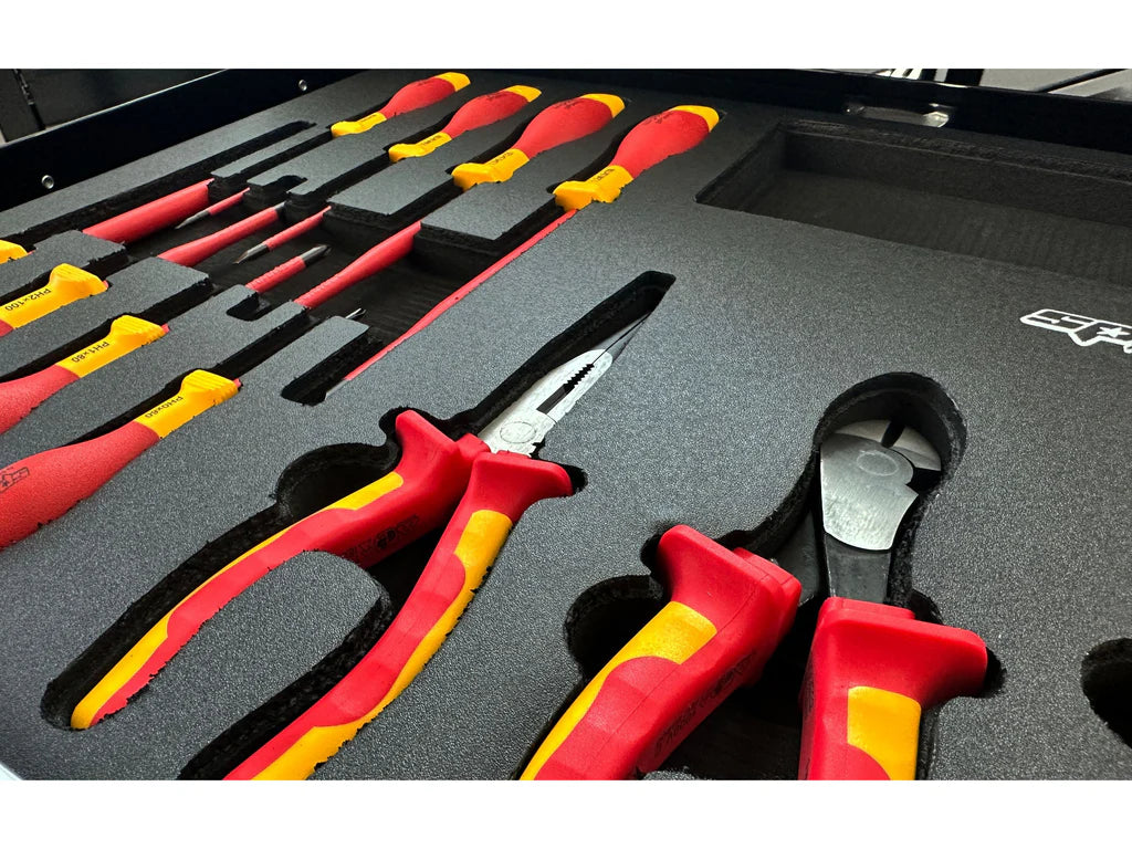 Servante VDE 1000V équipée de 199 outils TECH SERIES Noire/Rouge | SP Tools