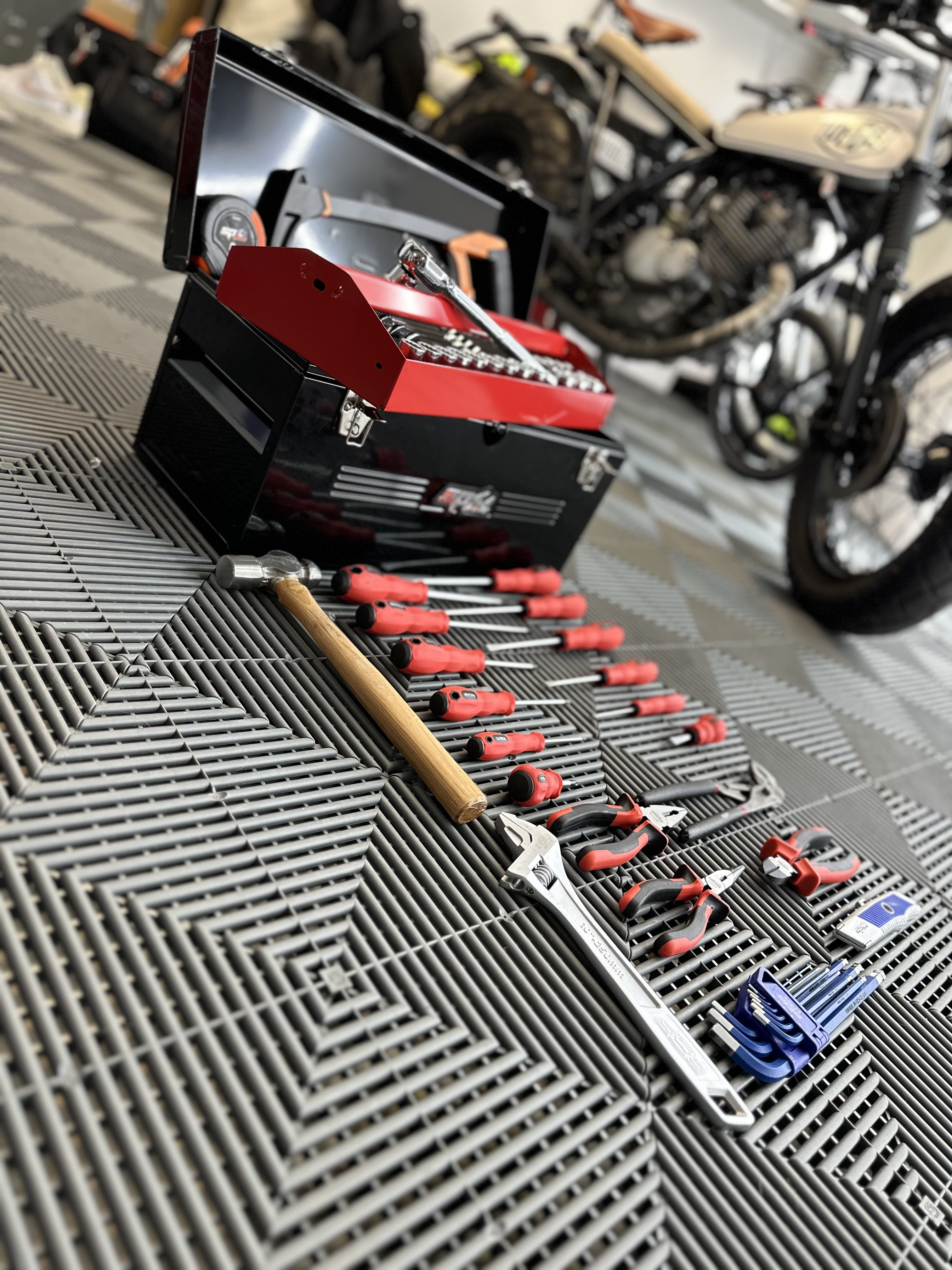 Caisse à outils professionnelle toute équipée - 66 pièces | SP Tools