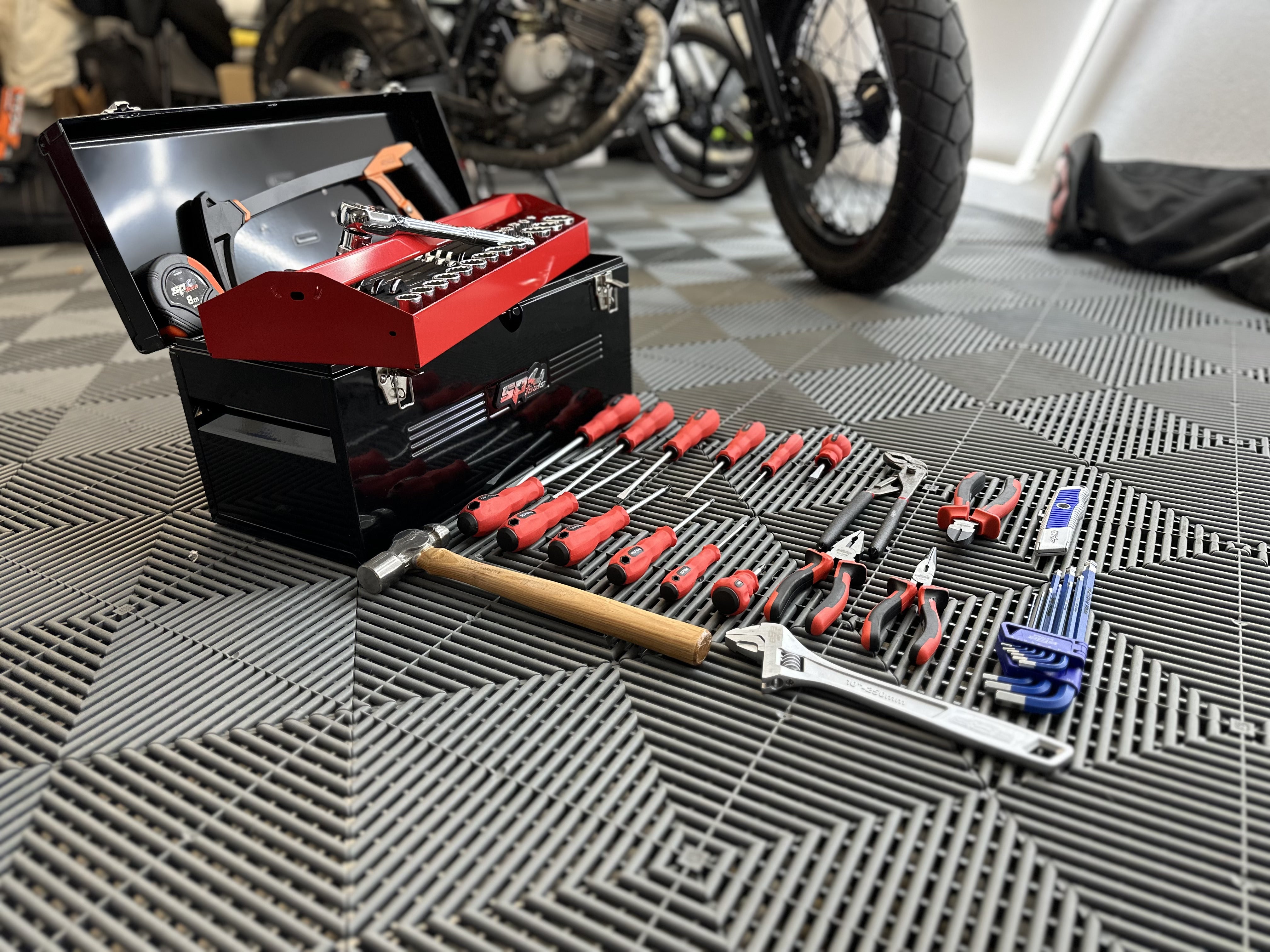 Caisse à outils professionnelle toute équipée - 66 pièces | SP Tools